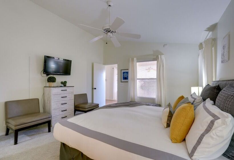 Glendale Home On A Golf Course W/ Patio & Views!