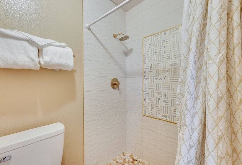 Glendale Oasis W/ Private Pool, Patio & Fireplace!