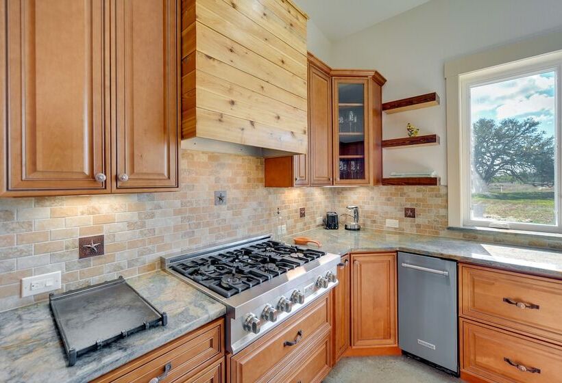 Hill Country Retreat: 100 Acre Ranch Near Wineries