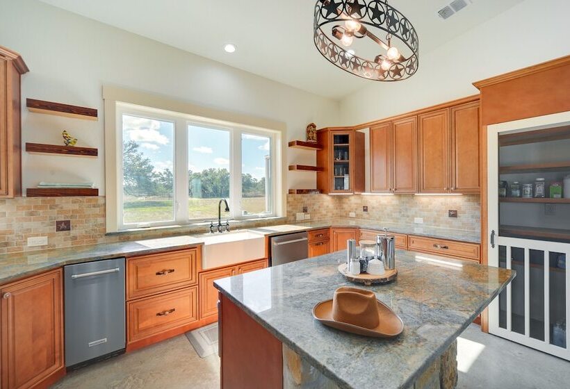 Hill Country Retreat: 100 Acre Ranch Near Wineries