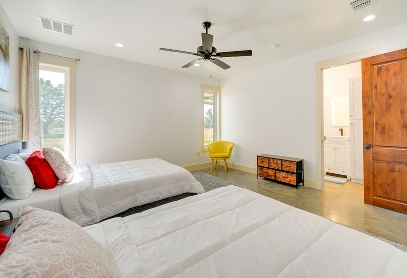 Hill Country Retreat: 100 Acre Ranch Near Wineries