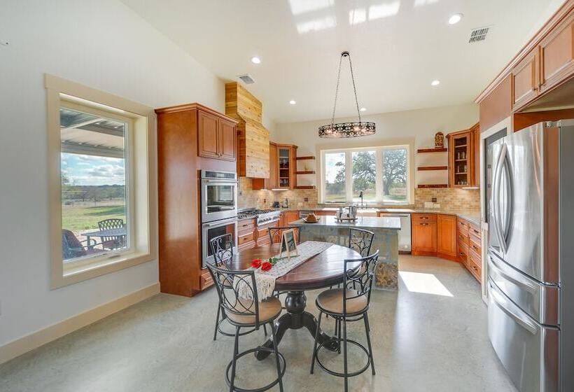 Hill Country Retreat: 100 Acre Ranch Near Wineries