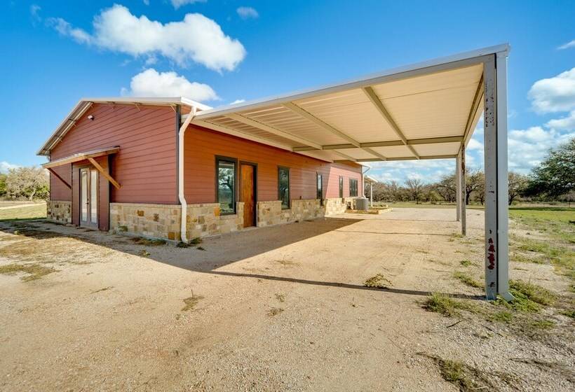 Hill Country Retreat: 100 Acre Ranch Near Wineries