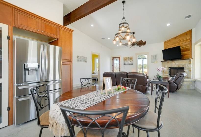 Hill Country Retreat: 100 Acre Ranch Near Wineries