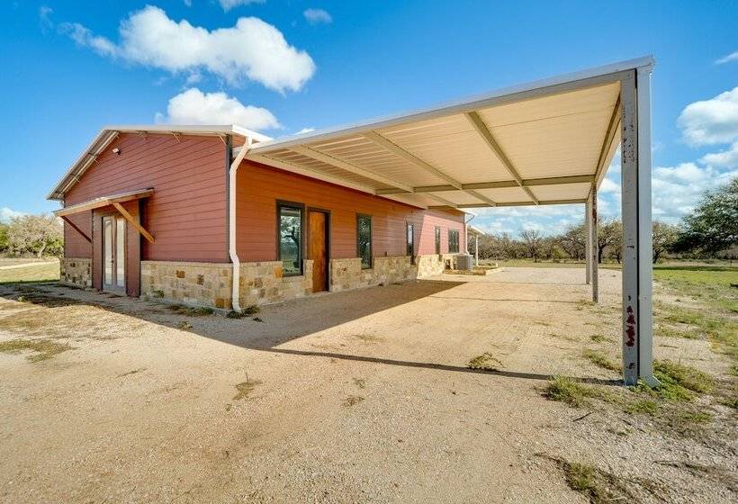 Hill Country Retreat: 100 Acre Ranch Near Wineries