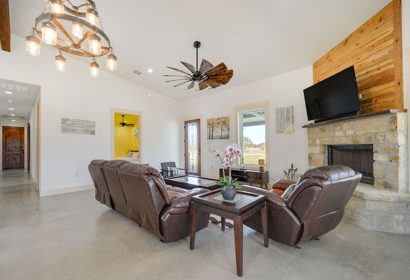Hill Country Retreat: 100 Acre Ranch Near Wineries