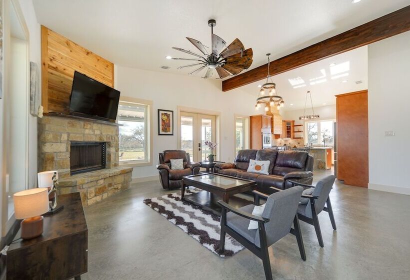 Hill Country Retreat: 100 Acre Ranch Near Wineries