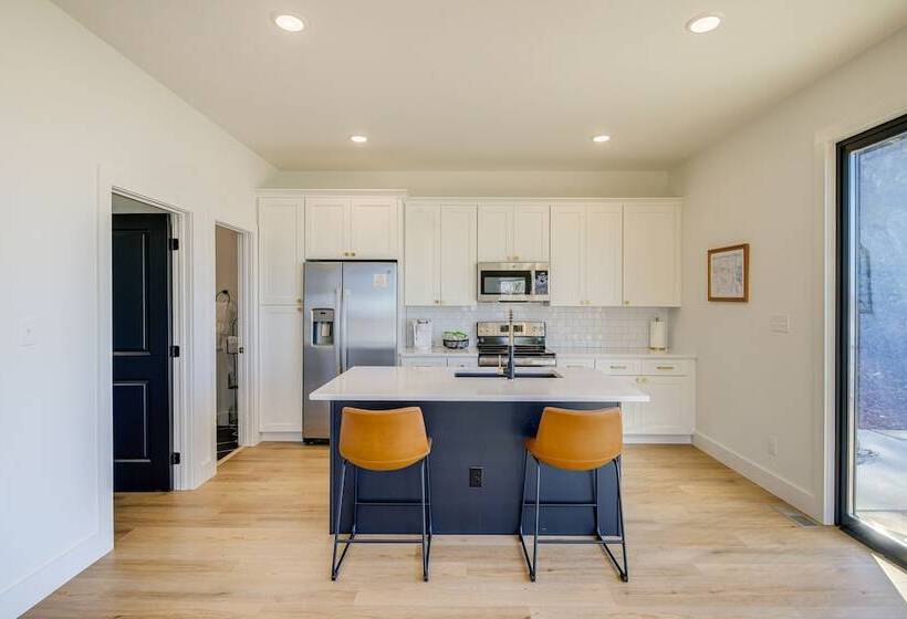 Hilltop Tennessee Retreat: Neyland Stadium Views!