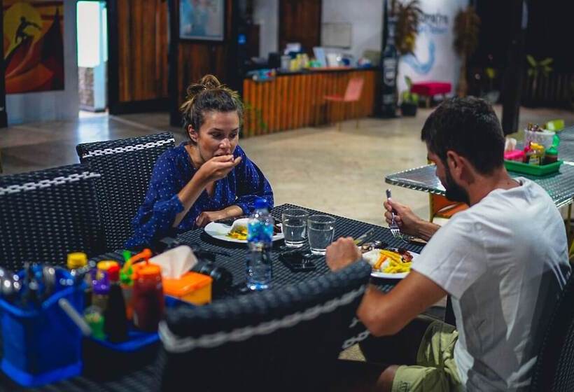 فندق Sumatra Surf Resort