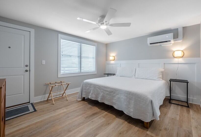 The Beach House Motel & Suites