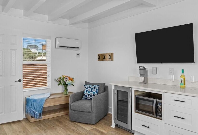 The Beach House Motel & Suites