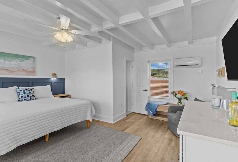 The Beach House Motel & Suites