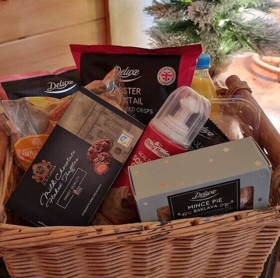 فندق Cozy Cabin With Hot Tub Retreat In Anglesey