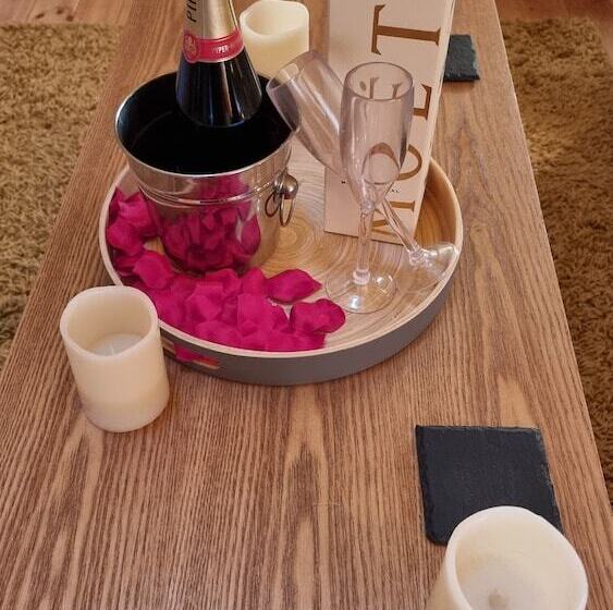 호텔 Cozy Cabin With Hot Tub Retreat In Anglesey