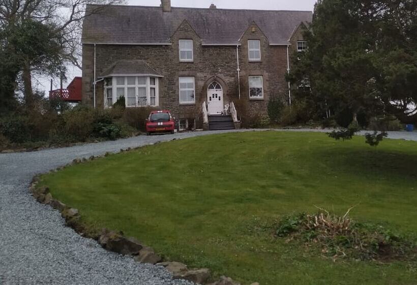 호텔 Cozy Cabin With Hot Tub Retreat In Anglesey