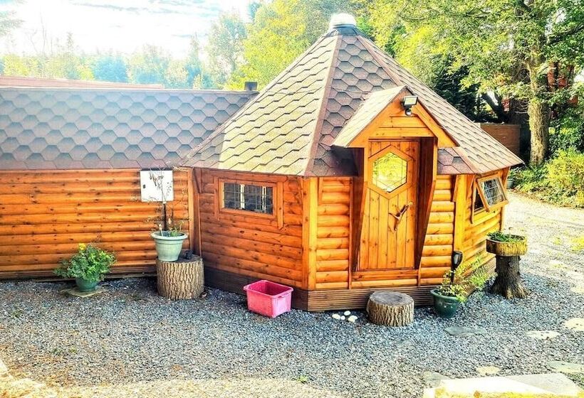 호텔 Cozy Cabin With Hot Tub Retreat In Anglesey