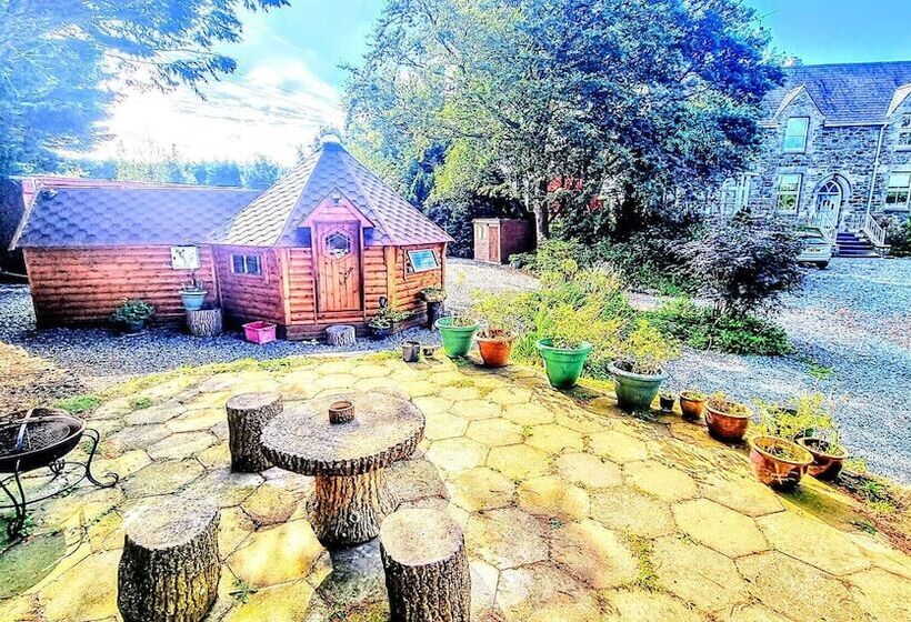 호텔 Cozy Cabin With Hot Tub Retreat In Anglesey