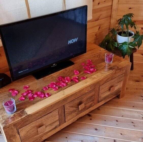 호텔 Cozy Cabin With Hot Tub Retreat In Anglesey