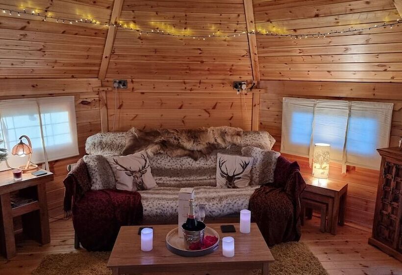 فندق Cozy Cabin With Hot Tub Retreat In Anglesey
