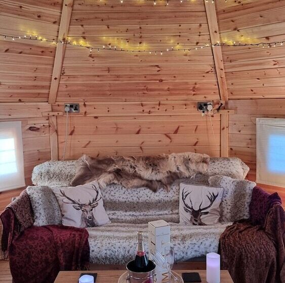 호텔 Cozy Cabin With Hot Tub Retreat In Anglesey