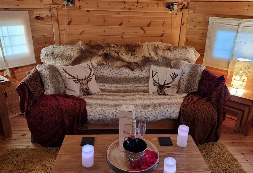 호텔 Cozy Cabin With Hot Tub Retreat In Anglesey