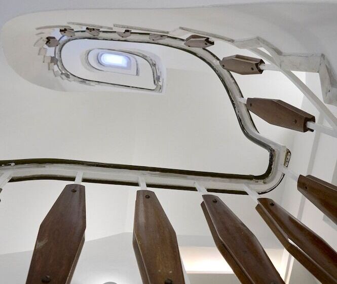 Отель Twinn Downtown Piraeus, Santikos Collection