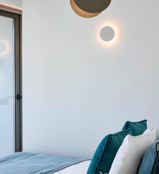 Отель Twinn Downtown Piraeus, Santikos Collection