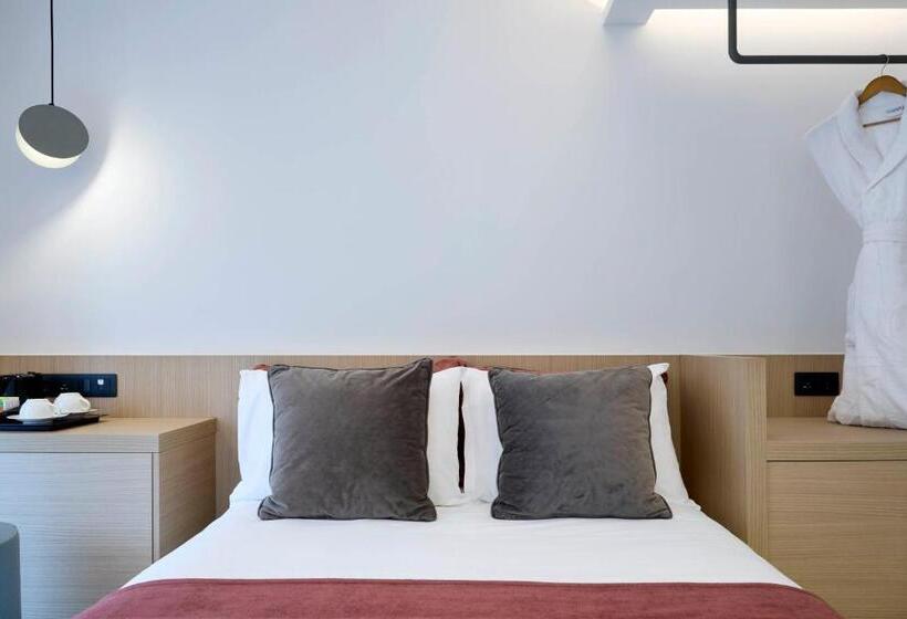 Отель Twinn Downtown Piraeus, Santikos Collection