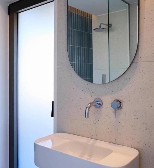 Отель Twinn Downtown Piraeus, Santikos Collection