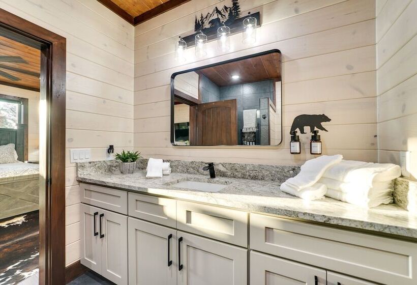 Idyllic Broken Bow Cabin W/ Deck & Private Hot Tub