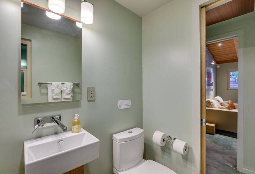 Inviting Vista Home With Pool: 10 Mi To Oceanside!