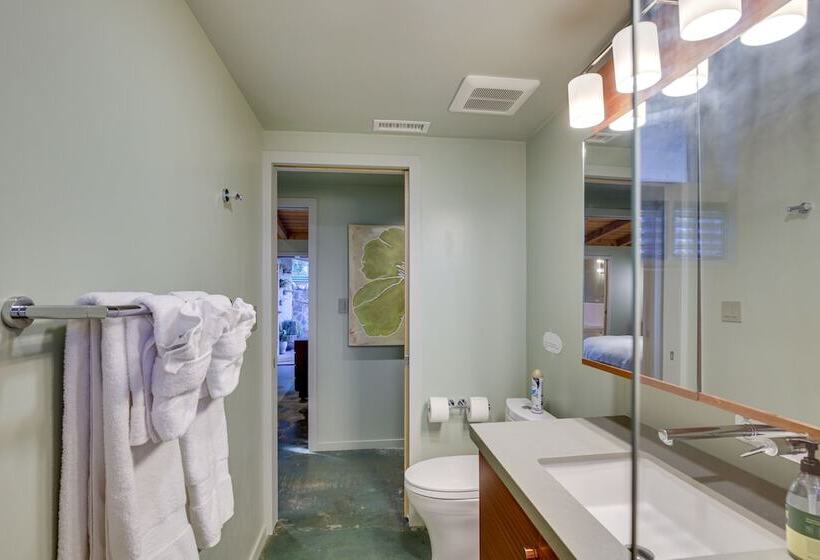 Inviting Vista Home With Pool: 10 Mi To Oceanside!