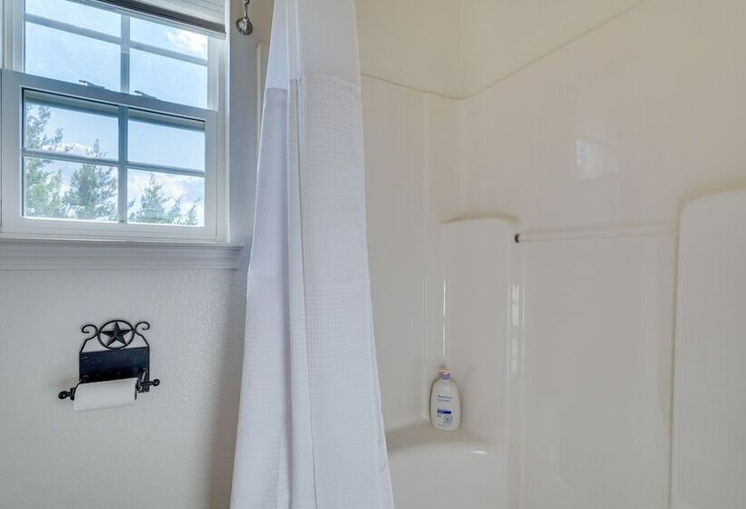 Jonestown Retreat W/ Deck: 6 Mi To Lake Travis!