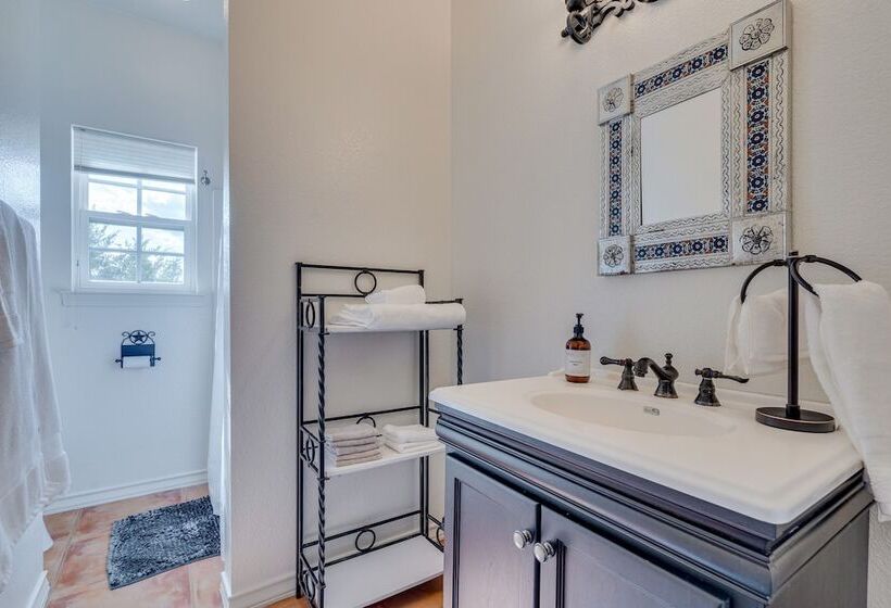 Jonestown Retreat W/ Deck: 6 Mi To Lake Travis!