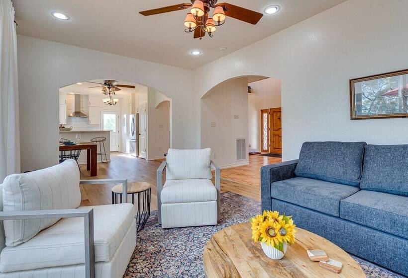 Jonestown Retreat W/ Deck: 6 Mi To Lake Travis!