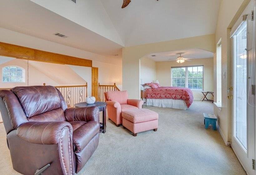 Jonestown Retreat W/ Deck: 6 Mi To Lake Travis!