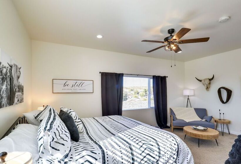 Kingman Retreat W/ Hot Tub: 1 Block To Route 66!