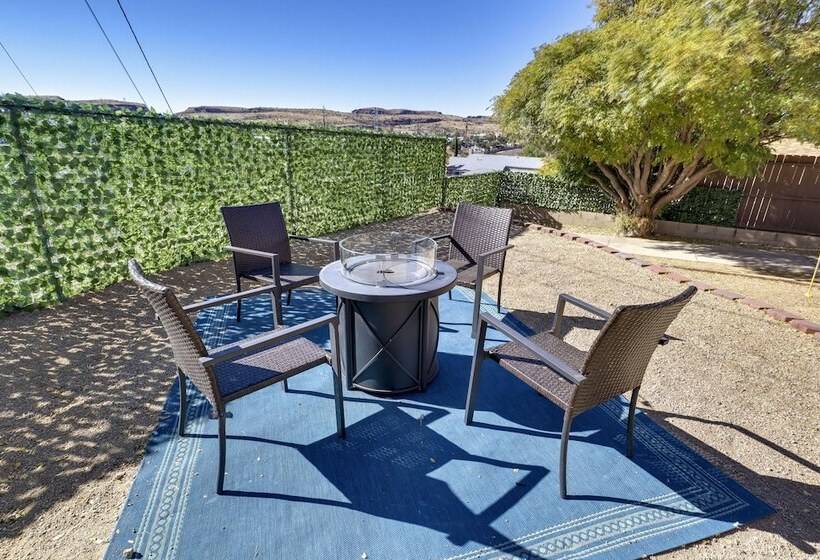 Kingman Retreat W/ Hot Tub: 1 Block To Route 66!