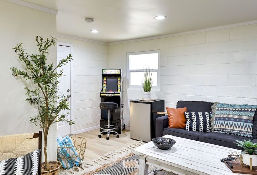 Kingman Retreat W/ Hot Tub: 1 Block To Route 66!