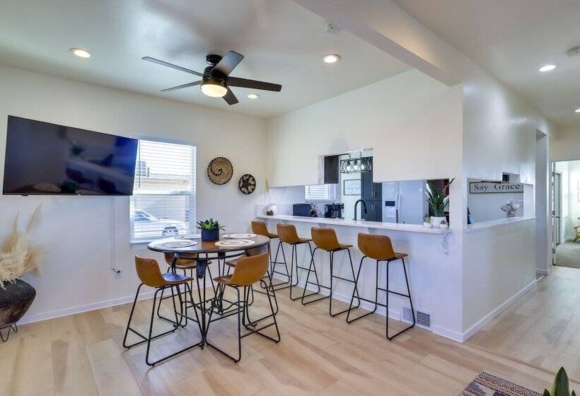 Kingman Retreat W/ Hot Tub: 1 Block To Route 66!