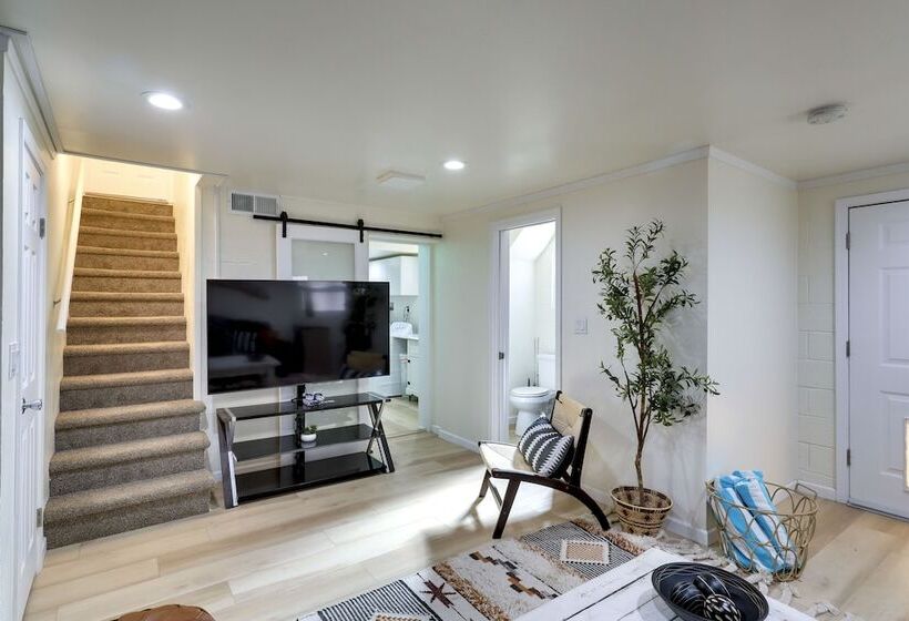 Kingman Retreat W/ Hot Tub: 1 Block To Route 66!