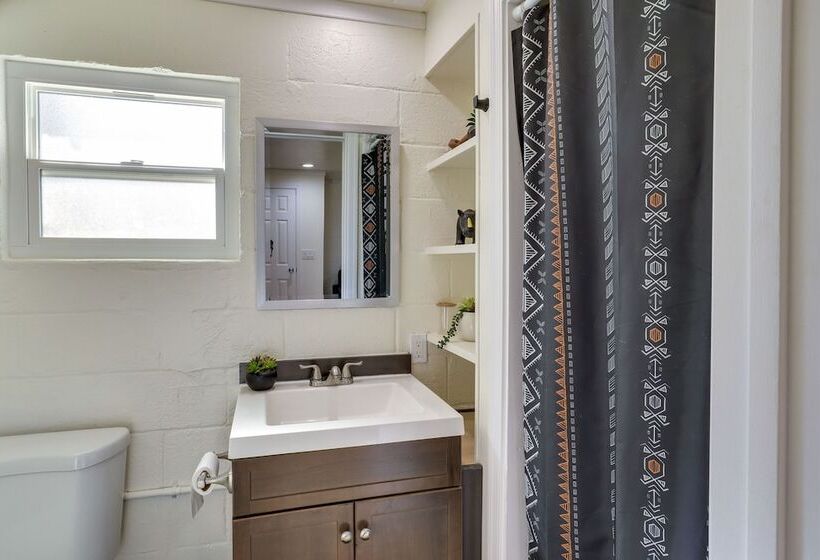 Kingman Retreat W/ Hot Tub: 1 Block To Route 66!