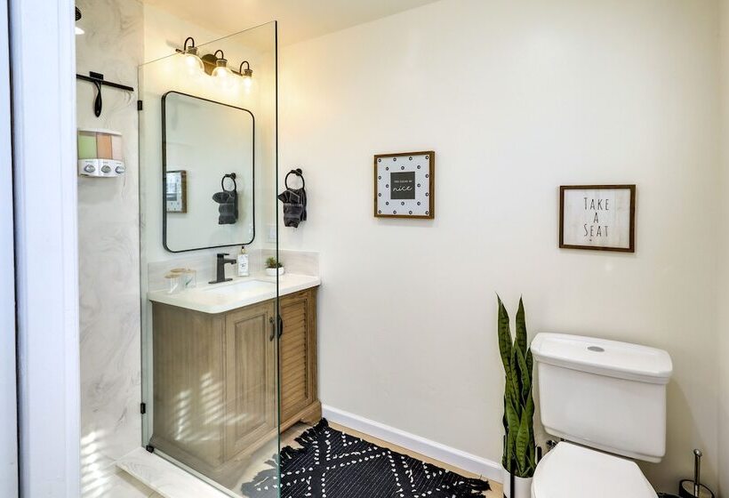 Kingman Retreat W/ Hot Tub: 1 Block To Route 66!