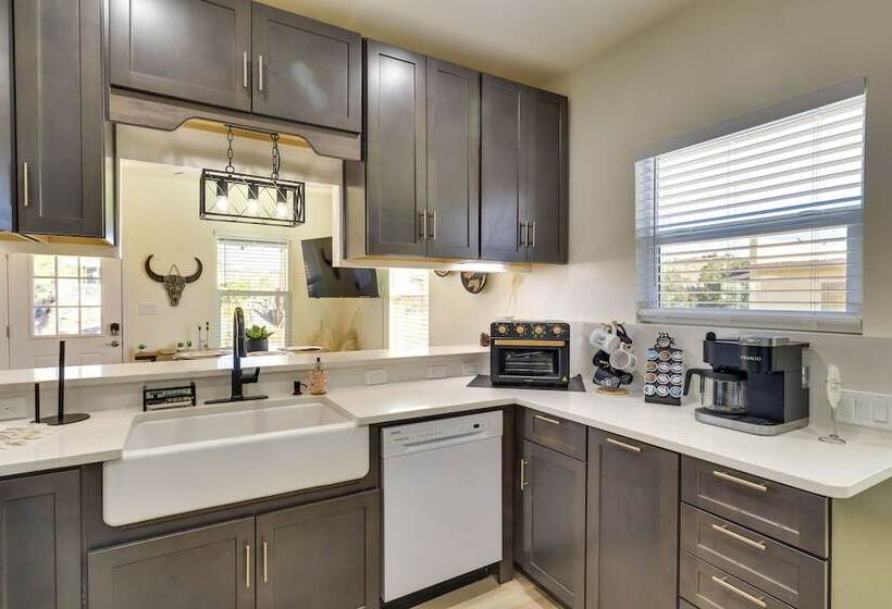 Kingman Retreat W/ Hot Tub: 1 Block To Route 66!