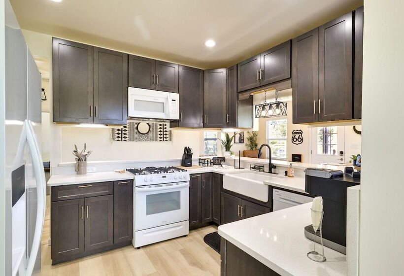 Kingman Retreat W/ Hot Tub: 1 Block To Route 66!