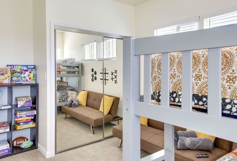 Kingman Retreat W/ Hot Tub: 1 Block To Route 66!