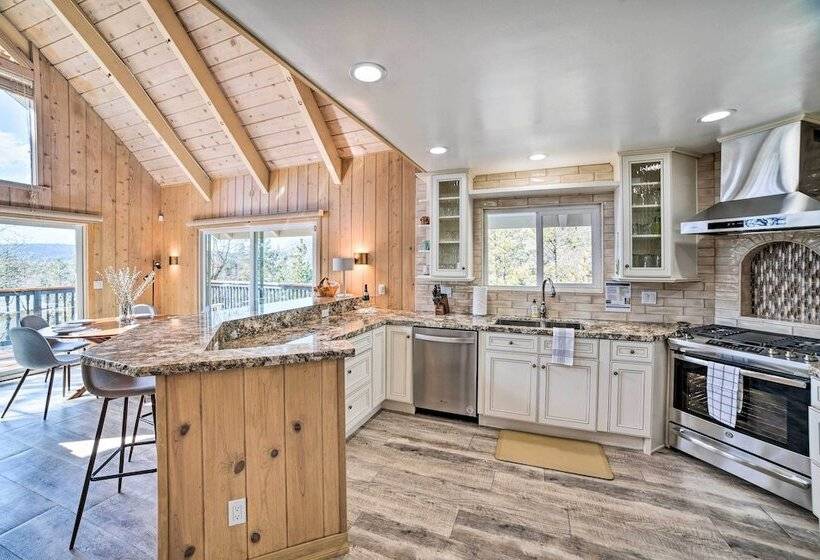 Lake Arrowhead Cabin: Private Deck & Hot Tub!