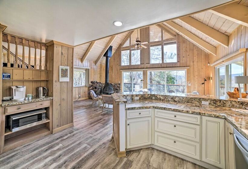 Lake Arrowhead Cabin: Private Deck & Hot Tub!