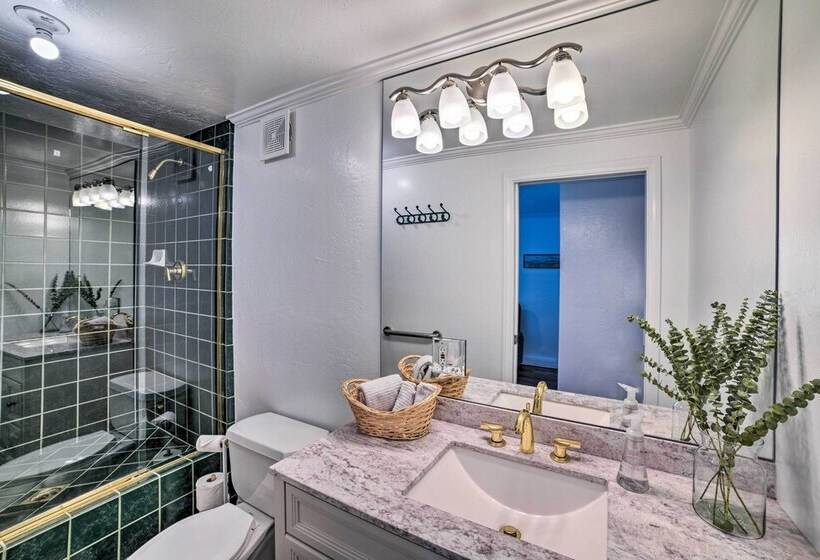 Lake Arrowhead Cabin: Private Deck & Hot Tub!