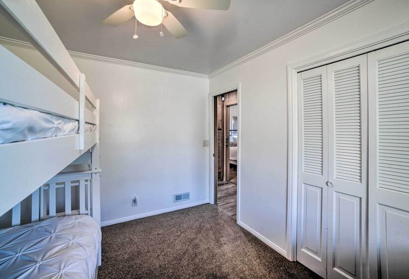 Lake Arrowhead Cabin: Private Deck & Hot Tub!